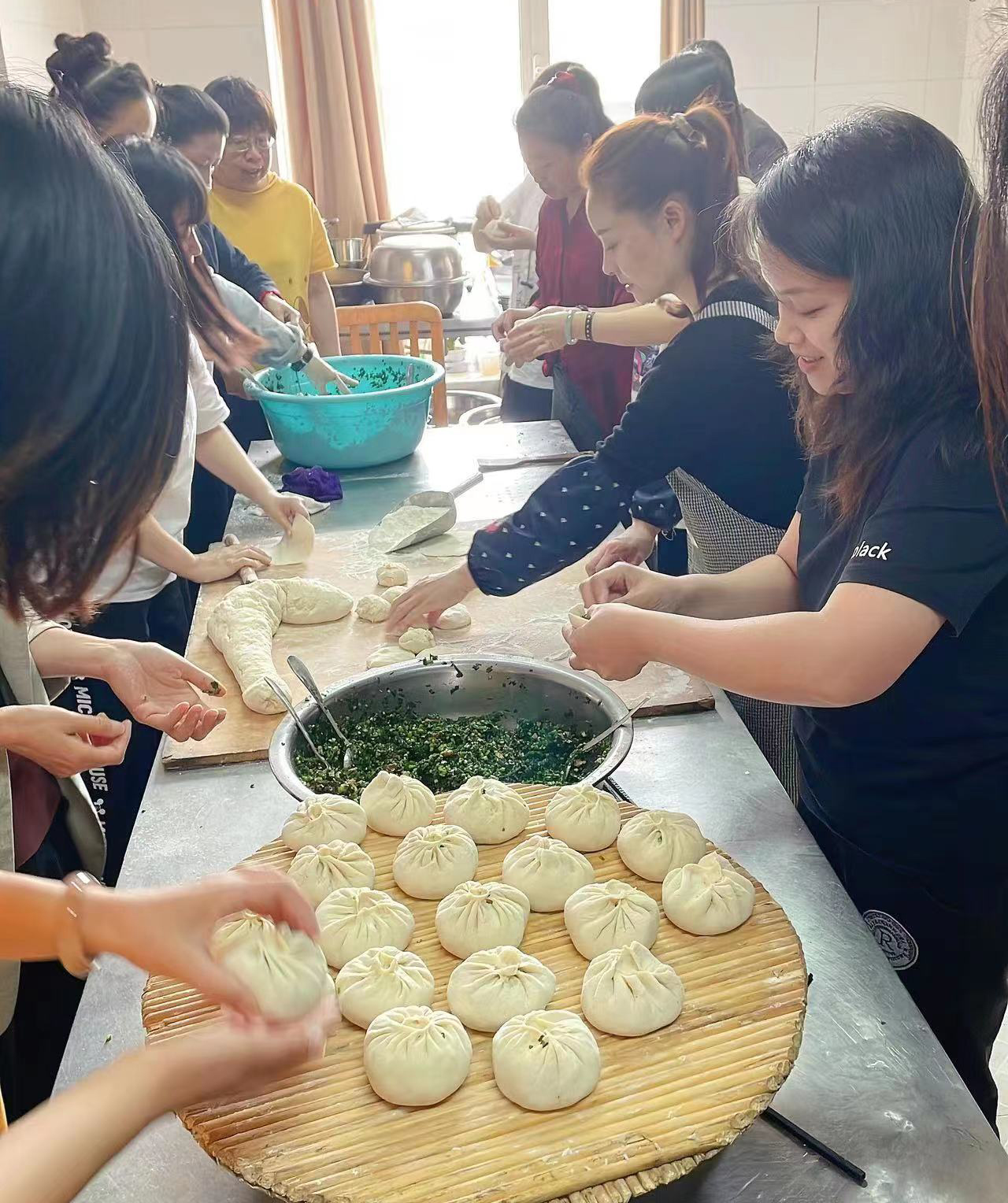 集体包包子 温暖员工心