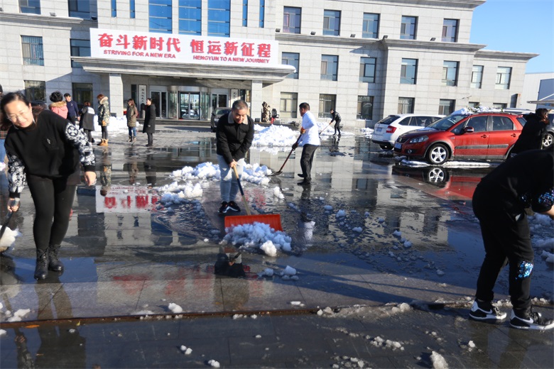 冬日扫雪暖人心 员工出行保安全