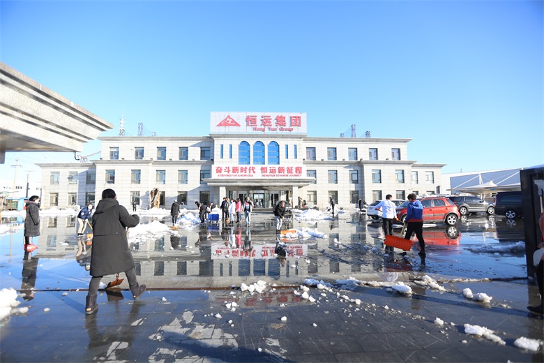 冬日扫雪暖人心 员工出行保安全