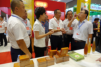 相约乐陵 枣赢未来 枣博会现场百枣纲目（集团）展位客商云集