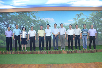 新疆建设兵团十二师总经济师杨成义一行到百枣（集团）参观调研