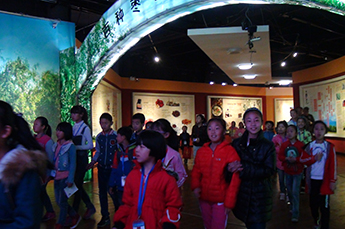 德州晚报乐陵小记者参观百枣纲目百枣产业区感受红枣文化接受科普教育