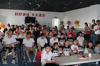 关爱脑瘫儿童 用爱温暖心灵 乐陵市劳动模范、恒运能源集团主席李长云节前慰问脑瘫儿童