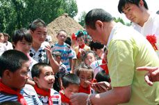 恒运能源集团赠予北王庄子村校车