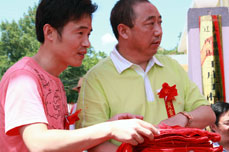 恒运能源集团赠予北王庄子村校车